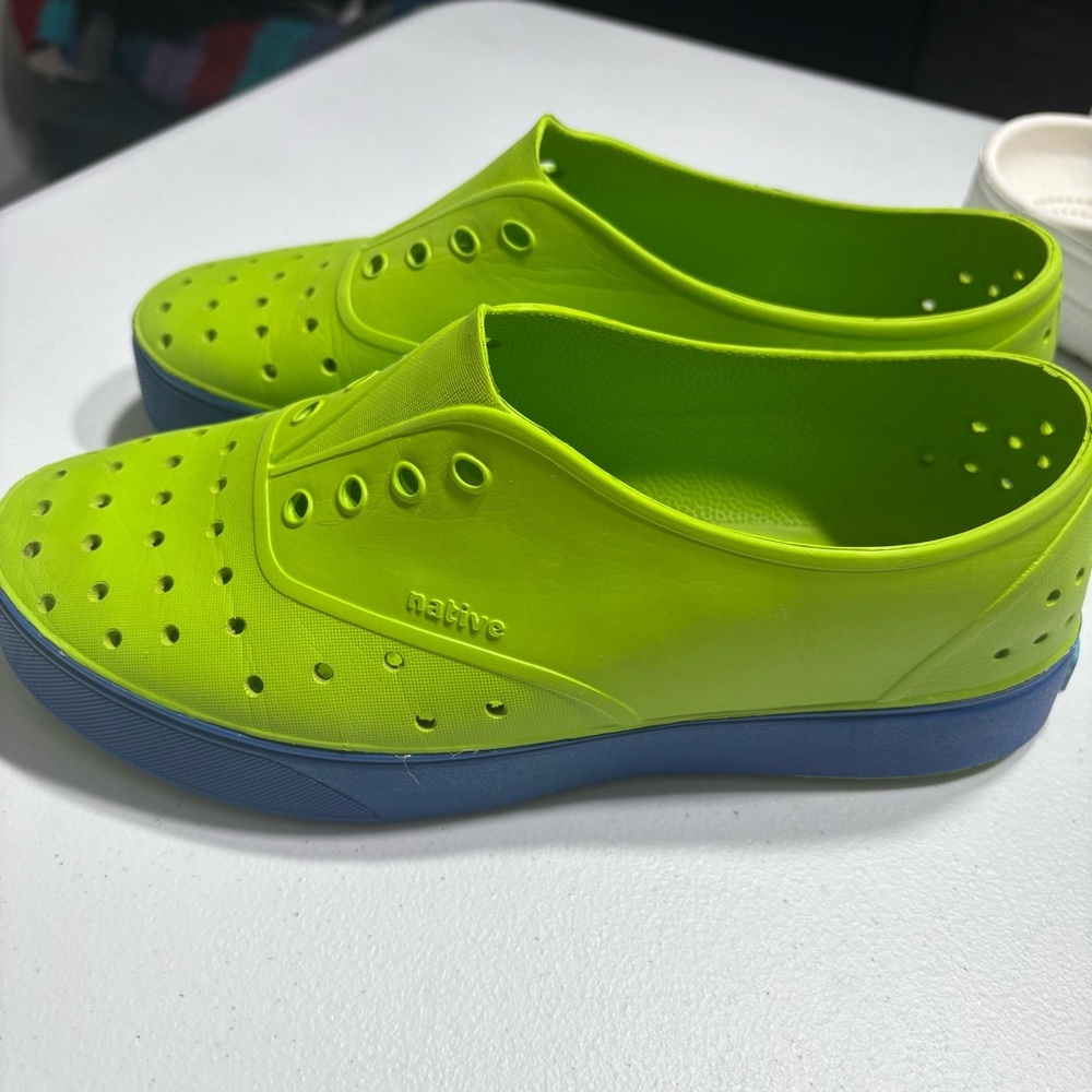 Native Shoes Size J6 Unisex Waters friendly Vegan Resortwear Travel Summer - Picture 2 of 8